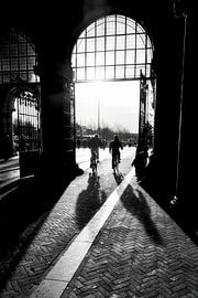 Straßenbild Schwarz-Weiß Menschen und Architektur Amsterdam von eric van der eijk