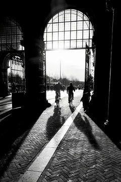 Straßenbild Schwarz-Weiß Menschen und Architektur Amsterdam von eric van der eijk