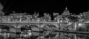 Rome - Vaticaan - Ponte Vittorio Emanuele II  at night in Black and White  van Teun Ruijters