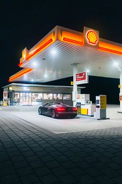 Audi R8 V10 Geparkeerd bij een Shell Tankstation tijdens een Sfeervolle Avond van Sebastiaan van 't Hoog