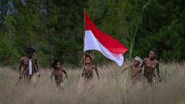 Courir avec le drapeau indonésien sur Anges van der Logt