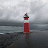 Westkapelle: Rood Baken onder Donkere Wolken van Jan Jongejan