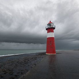 Rotes Leuchtfeuer unter dunklen Wolken von Jan Jongejan