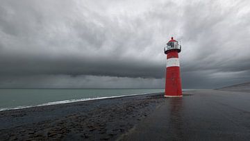 Rotes Leuchtfeuer unter dunklen Wolken