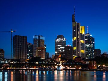 Frankfurt am Main bij nacht van Mustafa Kurnaz
