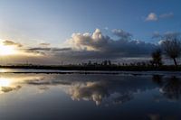 Spiegelingen aan het water