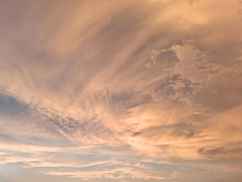Goldener Sturmhimmel – Dramatische Himmelslandschaft mit warmem Schein von The Glint Factory