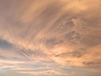 Goldener Sturmhimmel – Dramatische Himmelslandschaft mit warmem Schein