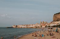Het strand van Cefalu met uitzicht op de stad, Sicilië Italië van Manon Visser thumbnail