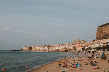 Het strand van Cefalu met uitzicht op de stad, Sicilië Italië