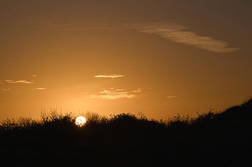 Zonopkomst over het duinlandschap