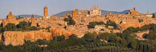 Panorama van Orvieto bij zonsondergang