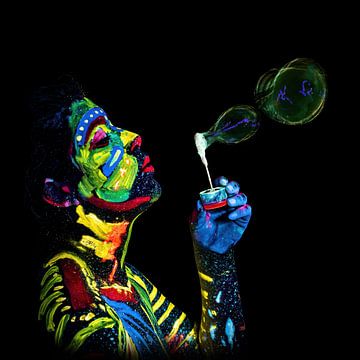 Meisje beschilderd met UV-kleuren blaast een zeepbel