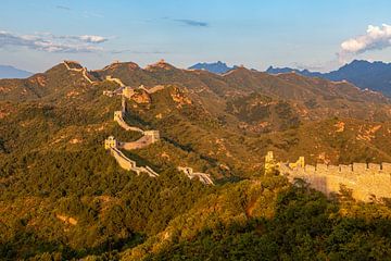 De Grote Muur bij Jinshanling in China van Roland Brack