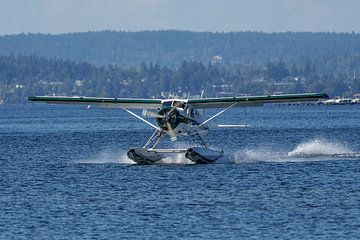 Landing De Havilland Canada DHC-2 Beaver. by Jaap van den Berg