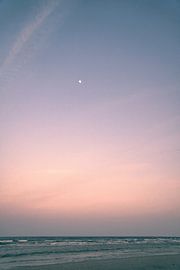 Vue de la plage sur l'île d'Usedom sur la mer Baltique avec la lune dans le ciel sur Martin Köbsch