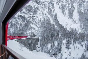 Albulabahn in de winter van Kees van den Burg