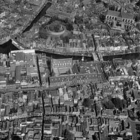 1976:Historische zwart/wit luchtfoto van centrum Leiden