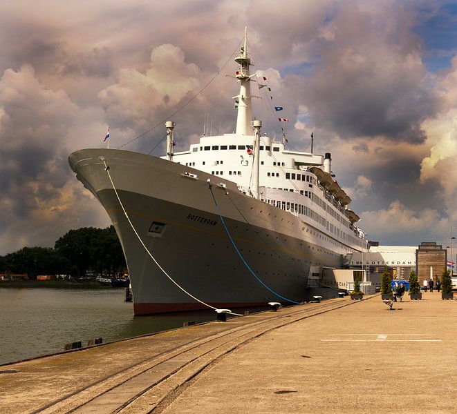 SS Rotterdam in de Rotterdamse haven sur daan meeusen