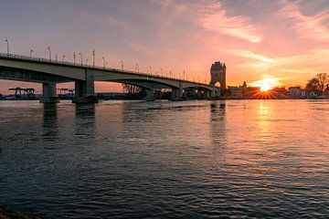 Vue du pont des Nibelungen avec l'étoile du soleil sur Christian Klös