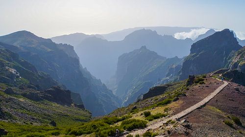 Madère - Canyons du Pico do Arieiro avec prairies vertes, nuages