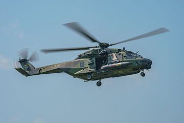 NH-90 helikopter van de Luftwaffe tijdens vliegdemonstratie. van Jaap van den Berg