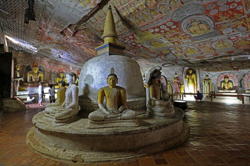 Stupa im goldenen Felsentempel von Dambulla von Antwan Janssen