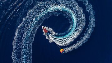 Boot macht Kreis im tiefblauen Meer von Ewold Kooistra