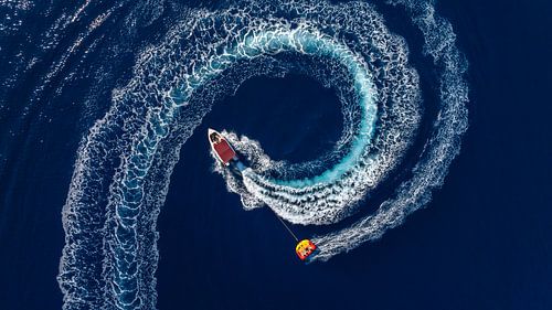Le bateau trace un cercle dans la mer d'un bleu profond