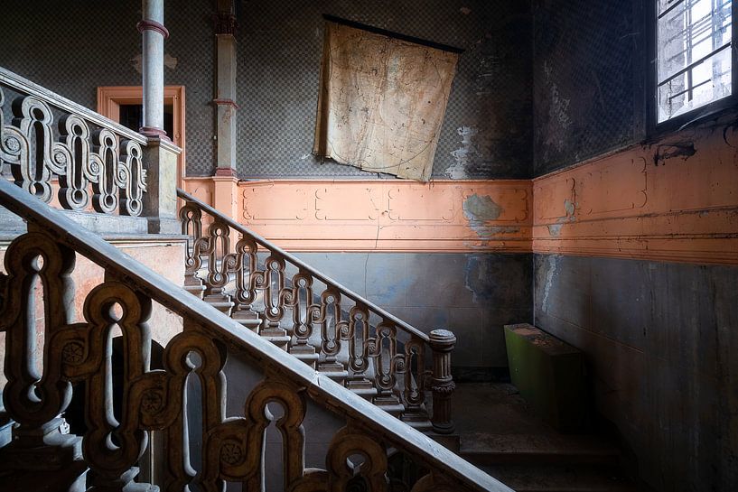 Verlassenes Treppenhaus mit Weltkarte. von Roman Robroek – Fotos verlassener Gebäude