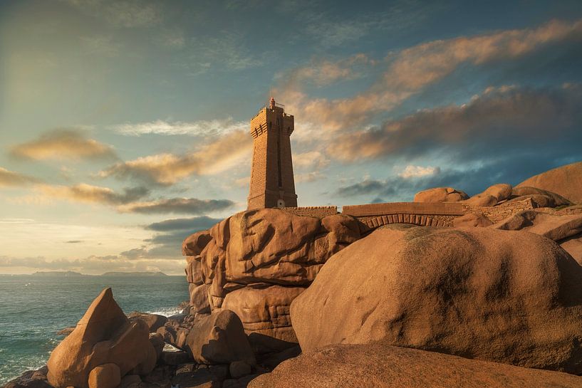 De vuurtoren van Ploumanac&#039;h bij zonsondergang. Bretagne van Stefano Orazzini