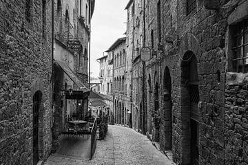 Straat in Volterra Toscane van Frank Andree