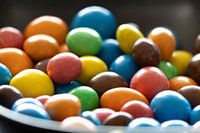 bunte M&M`s in einer schwarzen Schale