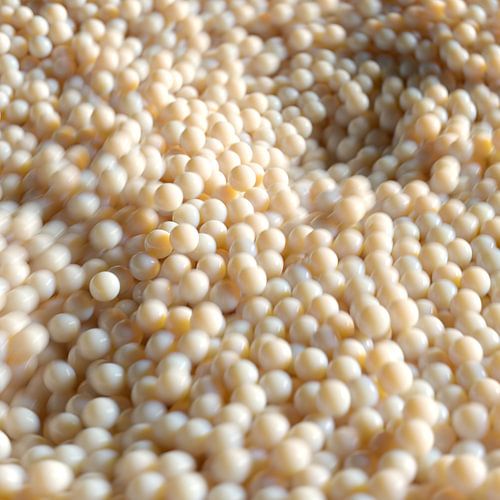 Creme-Kugel-Haufen mit Bewegungsunschärfe