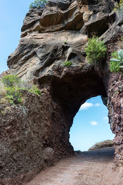 rocks with hole with blue sky view van ChrisWillemsen