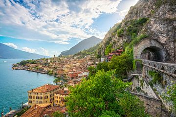 Limone sul Garda Dorf und Cliffside Tunnel Road, Gardasee von Stefano Orazzini