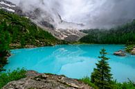 Lago di Sorapis in de Dolomieten met mist en wolken van Sjoerd van der Wal Fotografie thumbnail