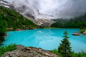 Lago di Sorapis in den Dolomiten mit Nebel und Wolken