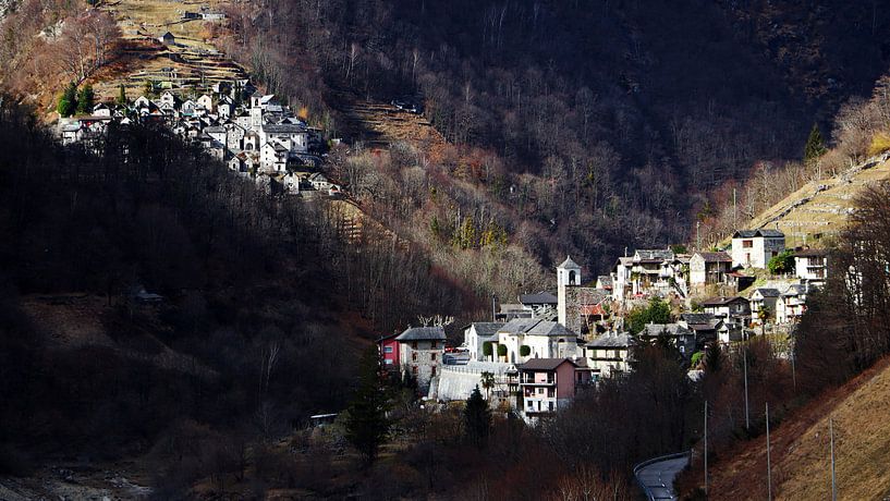 De bergdorpjes Corippo en San Bartolomeo, gezien vanuit Vogorno - Ticino - Zwitserland van Felina Photography