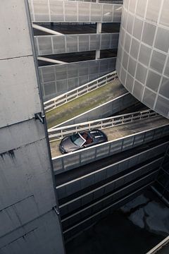 Audi R8 V10 in een Stijlvolle Parkeergarage met Zacht Licht van Sebastiaan van 't Hoog