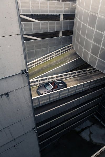 Audi R8 V10 in einer Stilvollen Parkgarage mit Sanfter Beleuchtung von Sebastiaan van 't Hoog