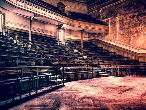 Collegezaal in Vervallen Universiteitsgebouw in België
