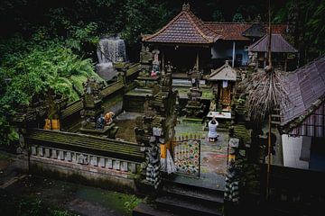Traditionele Balinese Hindoeïstische tempelingang met waterval nabij Ubud in Bali (zoomed) van Marcus PoD