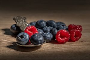 Modern stilleven met blauwe bessen en frambozen by John van de Gazelle