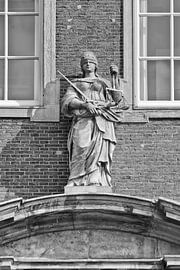 Lady Justice decoratie van een oud bakstenen gebouw van Tony Vingerhoets