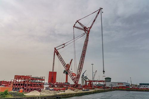 Mammoet PTC 210-DS hijskraan in Schiedam.