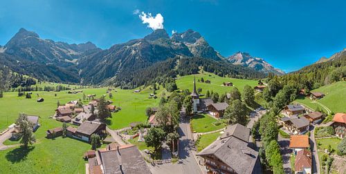 Bergdorp nabij de bergtoppen van Les Diablerets, Gsteig bei Gstaad, Kanton Bern, Zwitserland