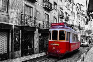 Rode tram in binnenstad van Lissabon