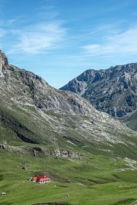 Afgelegen boerderij op ruim 2 kilometer hoogte in de Picos de Europa, Noord Spanje