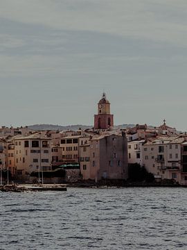 Der Glockenturm | Reisefotografie Kunstdruck in der Stadt Saint Tropez | Cote d'Azur, Südfrankreich von ByMinouque